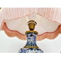 Veioză mid-century chinoiserie din bronz aurit și email cloisonné | abajur textil | Franța cca. 1960